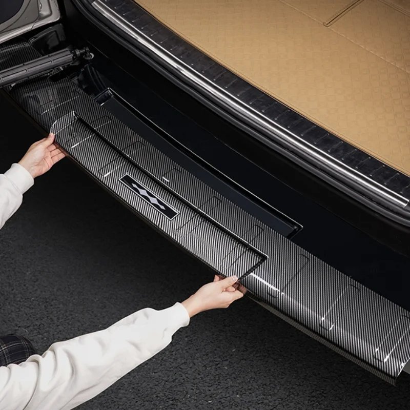 2025 BYD Equation Leopard 8 Review: Carbon Fiber Rear Doorsill Bar & Pedal Protector